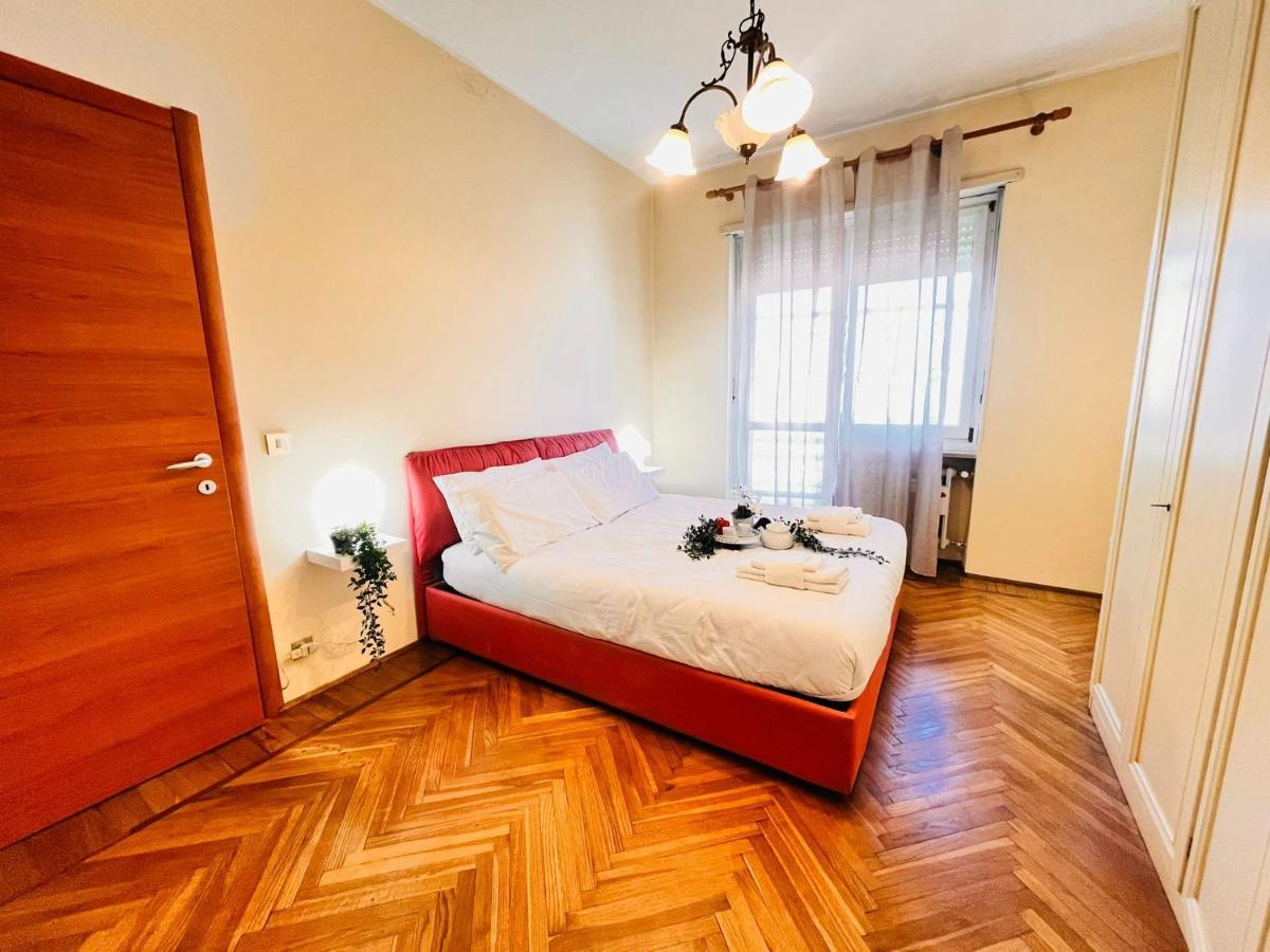 Sky Apartment A Due Passi Dalla Stazione โกลเลญโญ ภายนอก รูปภาพ